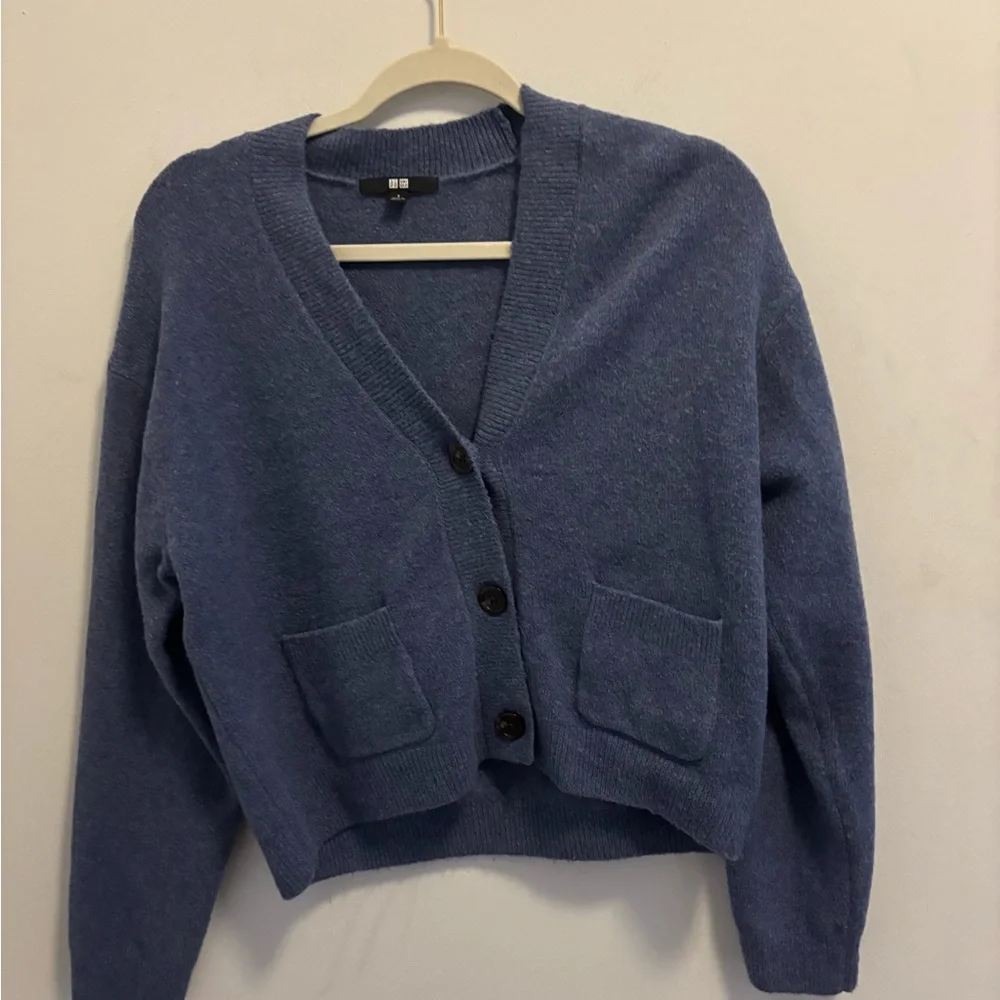 Uniqlo Light Souffle Yarn V Neck Short Cardigan NWOT - Picture 2 of 3